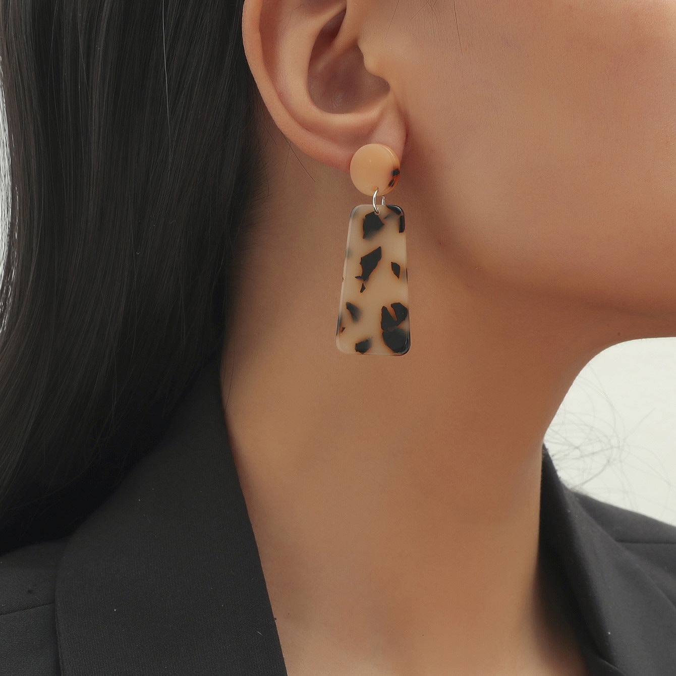 The new Korean version of the jewelry geometric oval color drop glaze high-end earrings is fashionable, simple and versatile