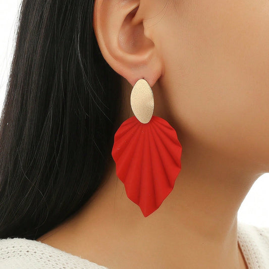 The new European and American personality retro colored leaf earrings are fashionable and niche design sense alloy simple and versatile earrings