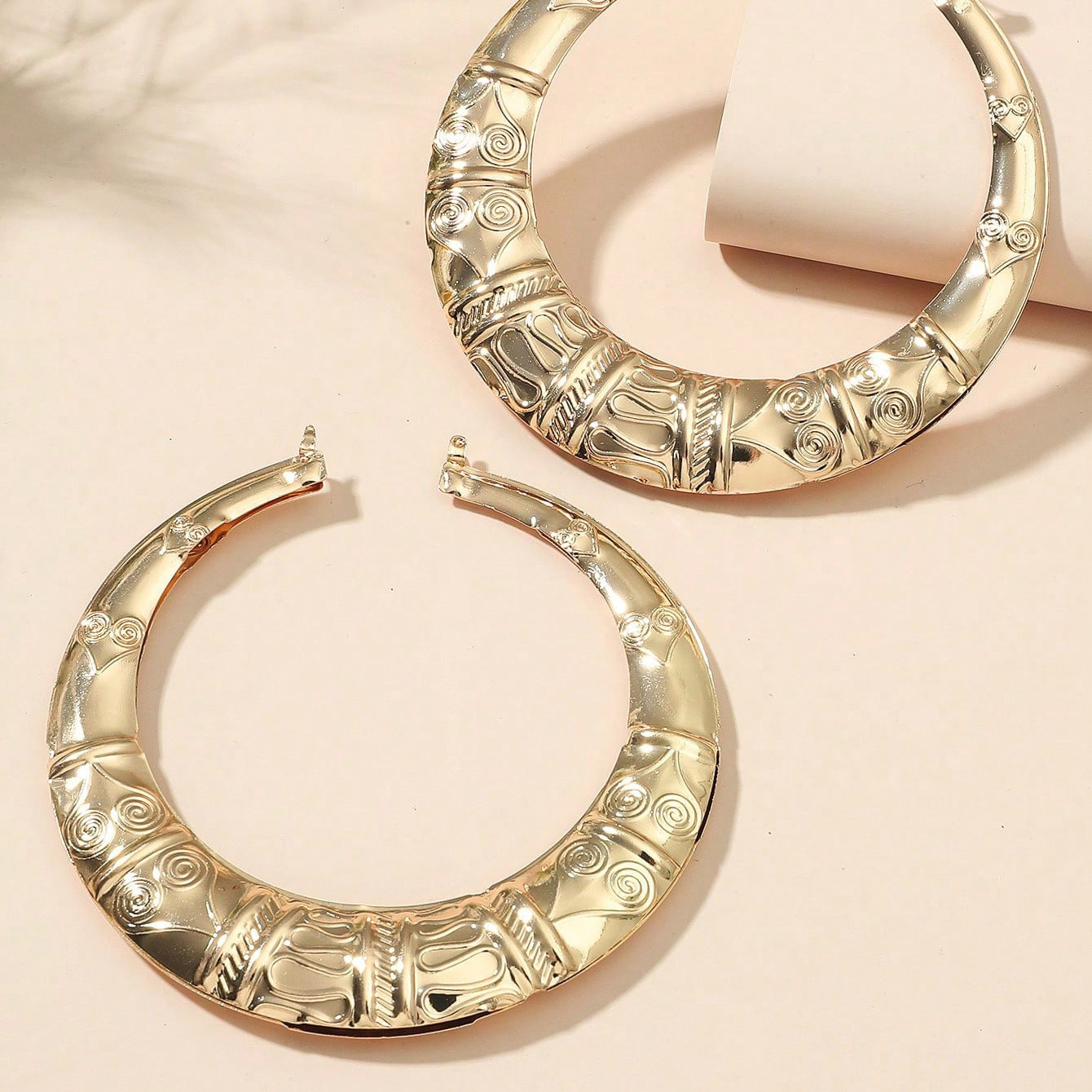 The new European and American foreign trade temperament is fashionable, simple and large, C-shaped women's earrings, with exaggerated personality and versatile stud earrings