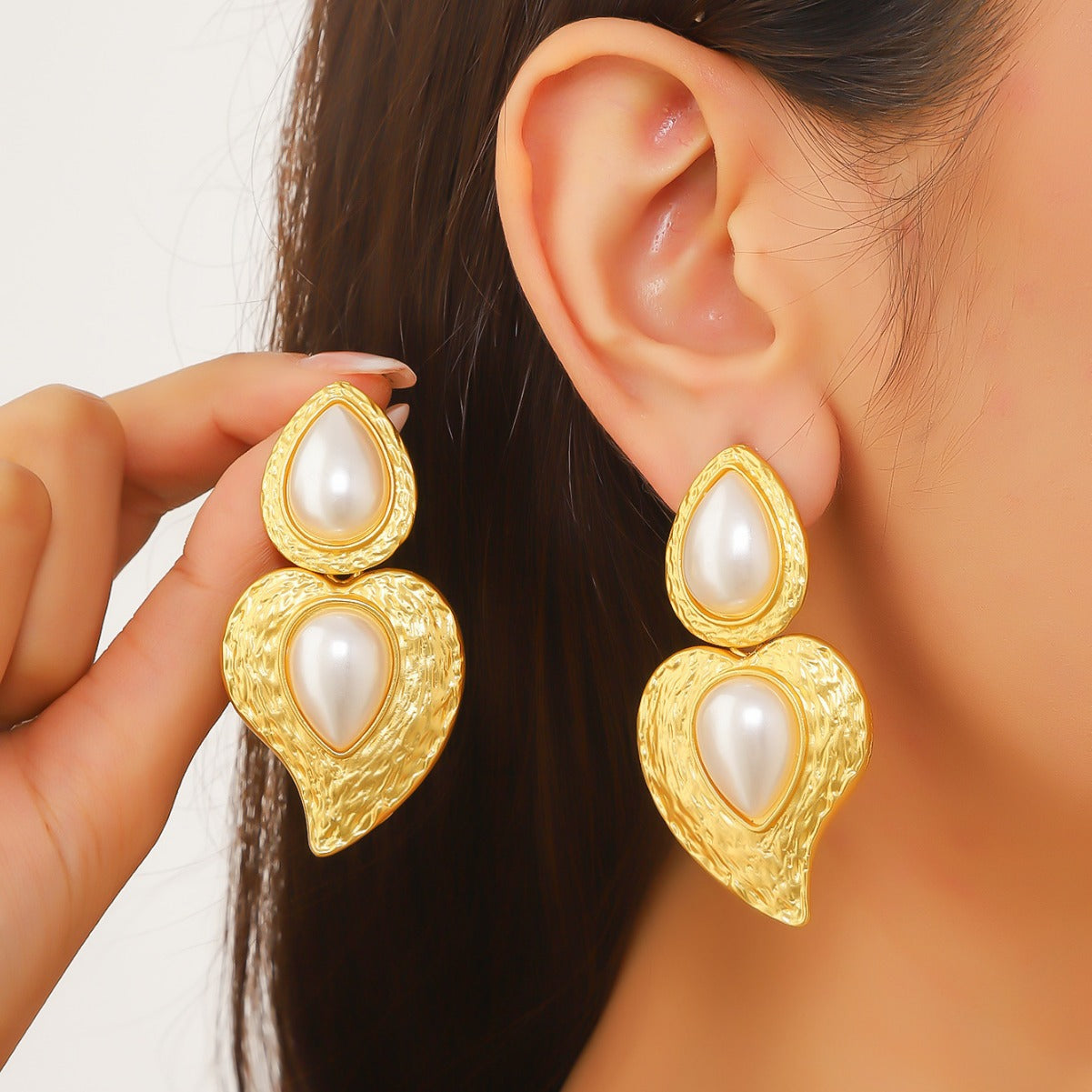 The new emerald drop earrings are light luxury, high-end, pre-loved earrings, niche design, retro atmosphere, earrings