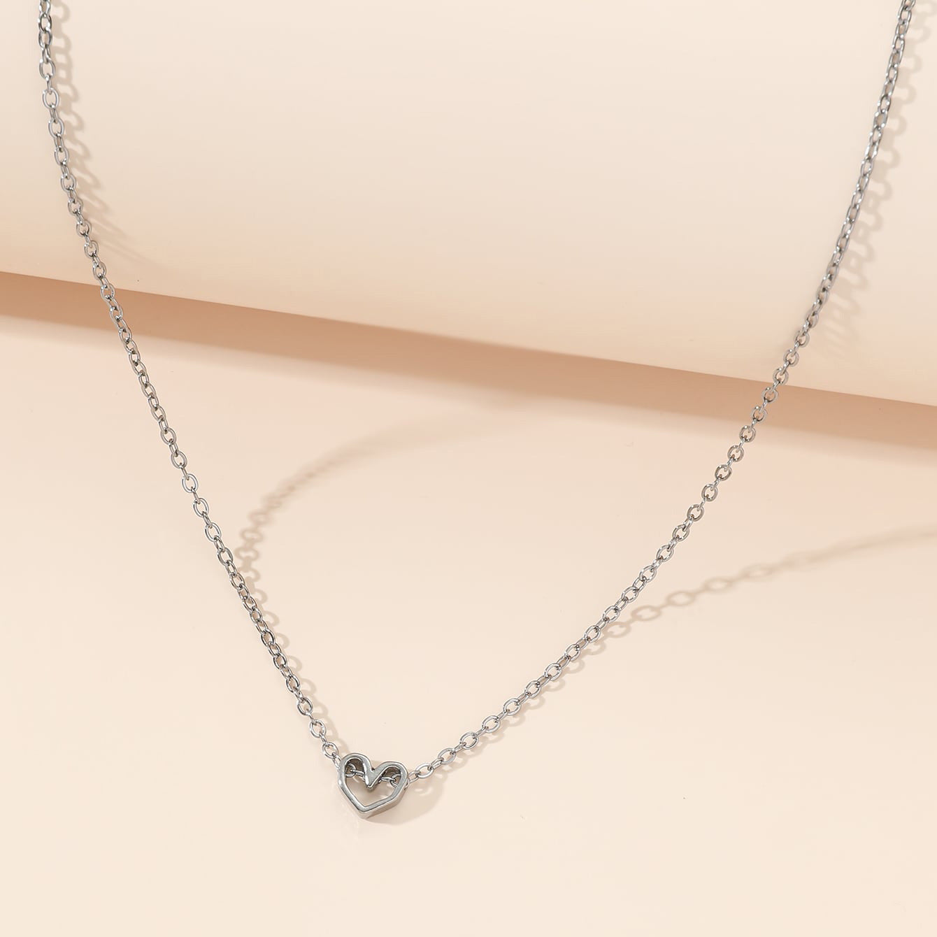 The new Han Fan jewelry love necklace is simple and sweet, niche luxury, flowing heart pendant, clavicle chain necklace