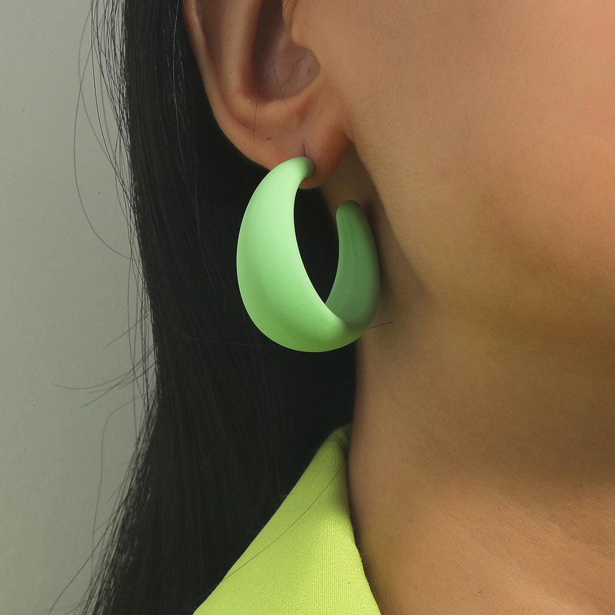 The new European and American fashion personality candy color C-shaped simple large earring exaggerated summer versatile high-end earrings