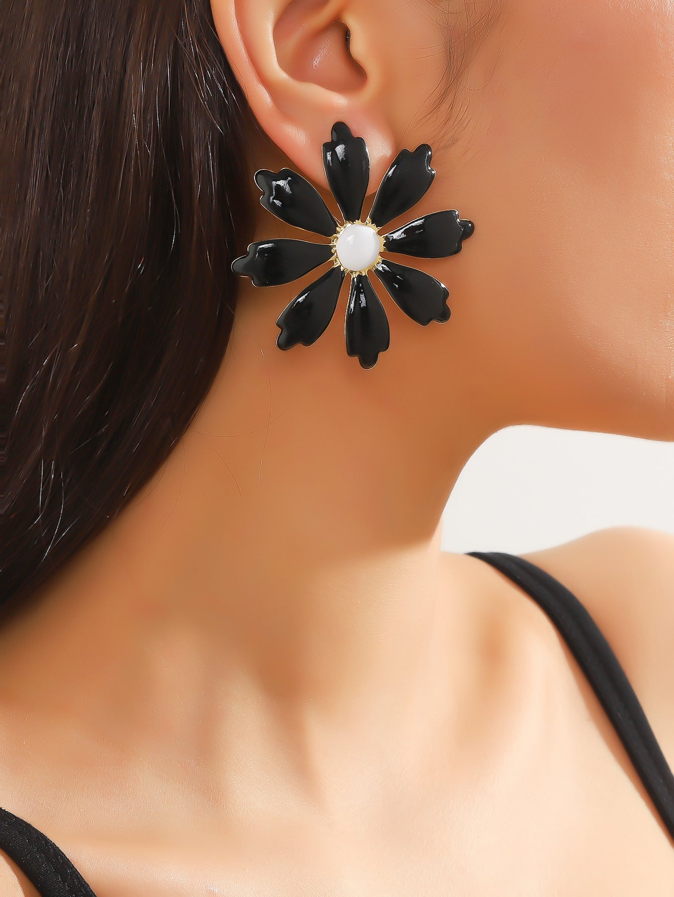 The new European and American summer temperament metal dripping flower stud earrings are fashionable and versatile earrings