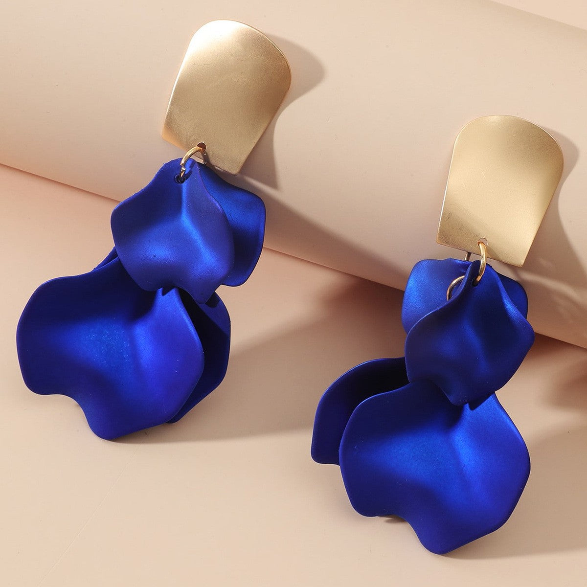 The new European and American fashion rose petals have an exaggerated personality, a sense of luxury, a long tassel temperament, and acrylic earrings