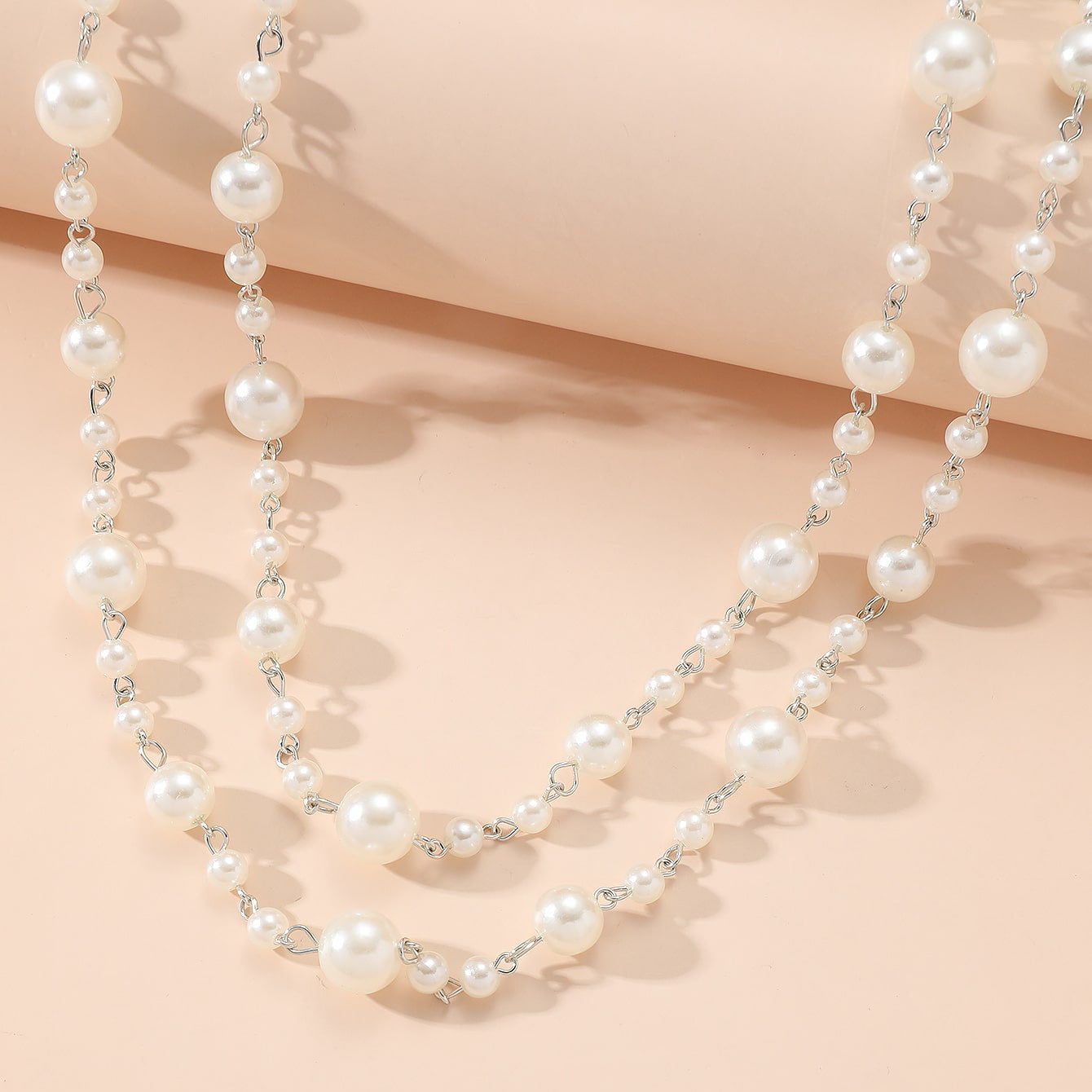 The new European and American pearl necklace jewelry is niche fashion and versatile, and the long style is stacked and worn in autumn and winter, and the temperament is simple, and the sweater chain is simple