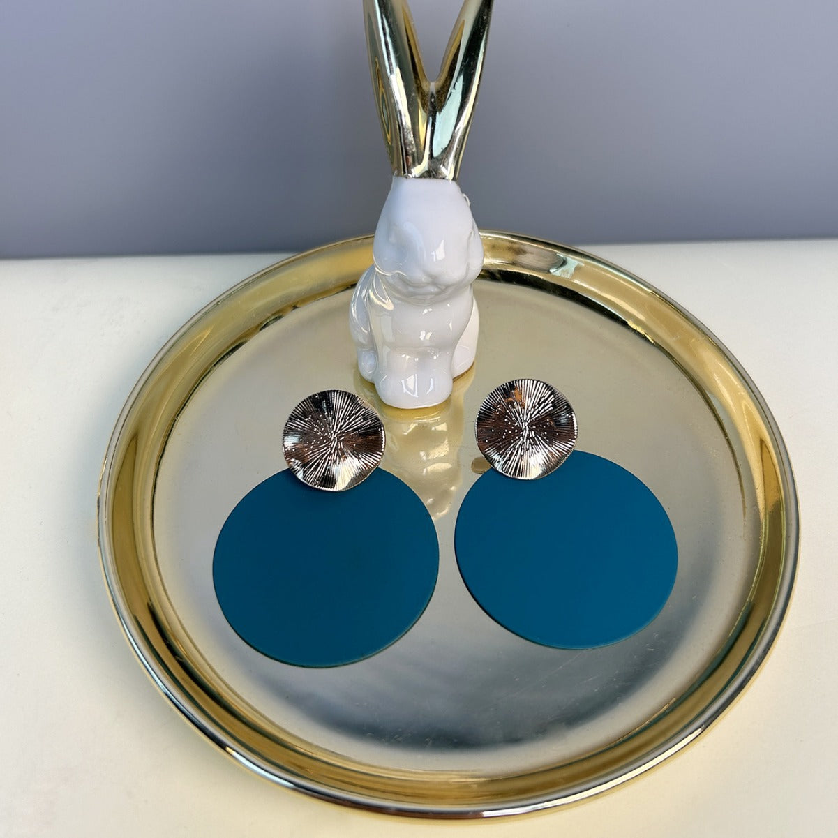The new European and American personality retro colored leaf earrings are fashionable and niche design sense alloy simple and versatile earrings