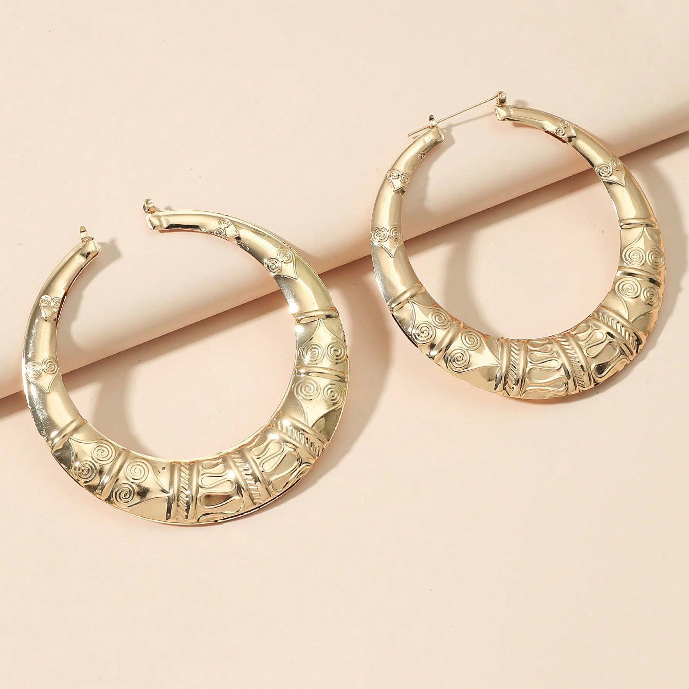 The new European and American foreign trade temperament is fashionable, simple and large, C-shaped women's earrings, with exaggerated personality and versatile stud earrings
