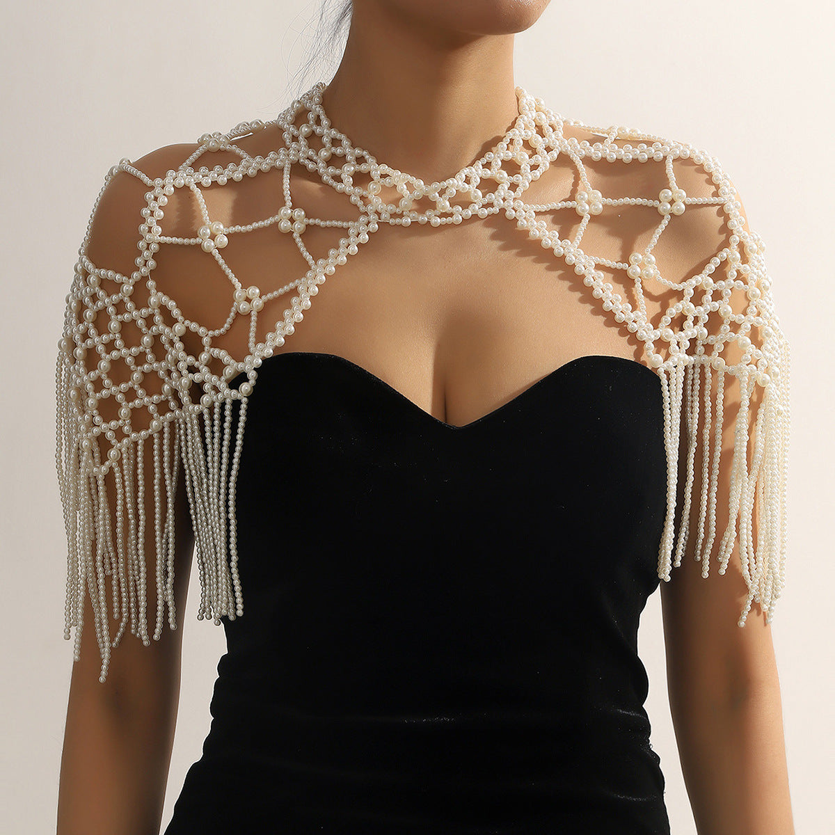 The new pearl shawl chest chain dress has an exaggerated personality, a large necklace shoulder chain cape and a costume body chain