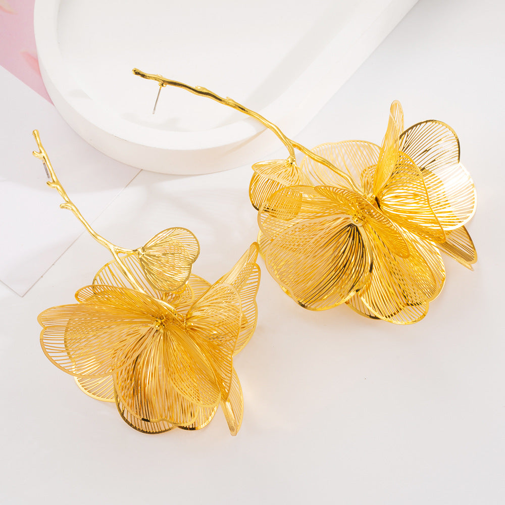 European and American fashion creative long alloy flower earrings, women's light luxury trend, hollow texture, high-end party earrings