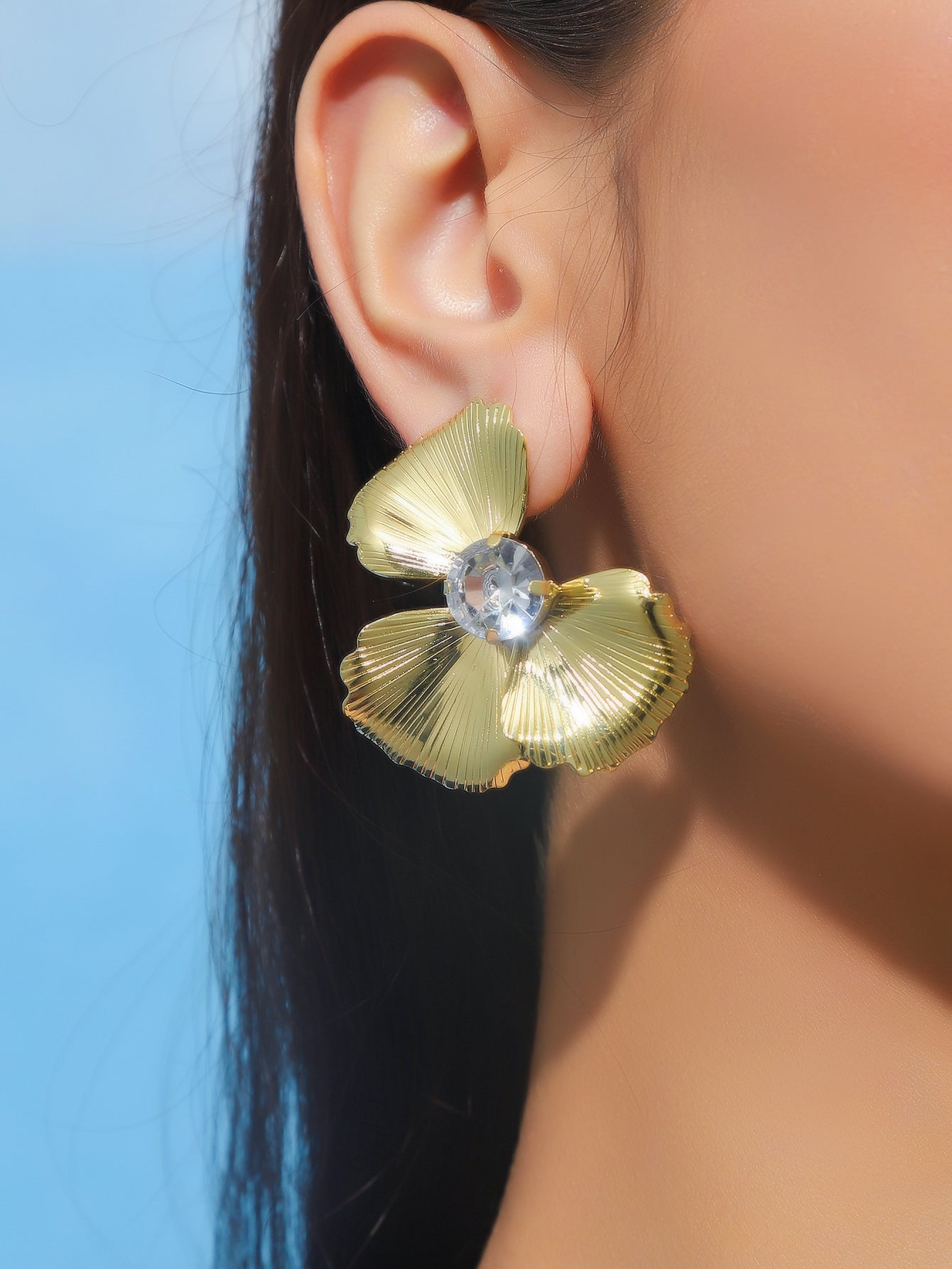 New summer alloy rhinestone flower earrings European and American exaggerated trend metallic flower stud earrings