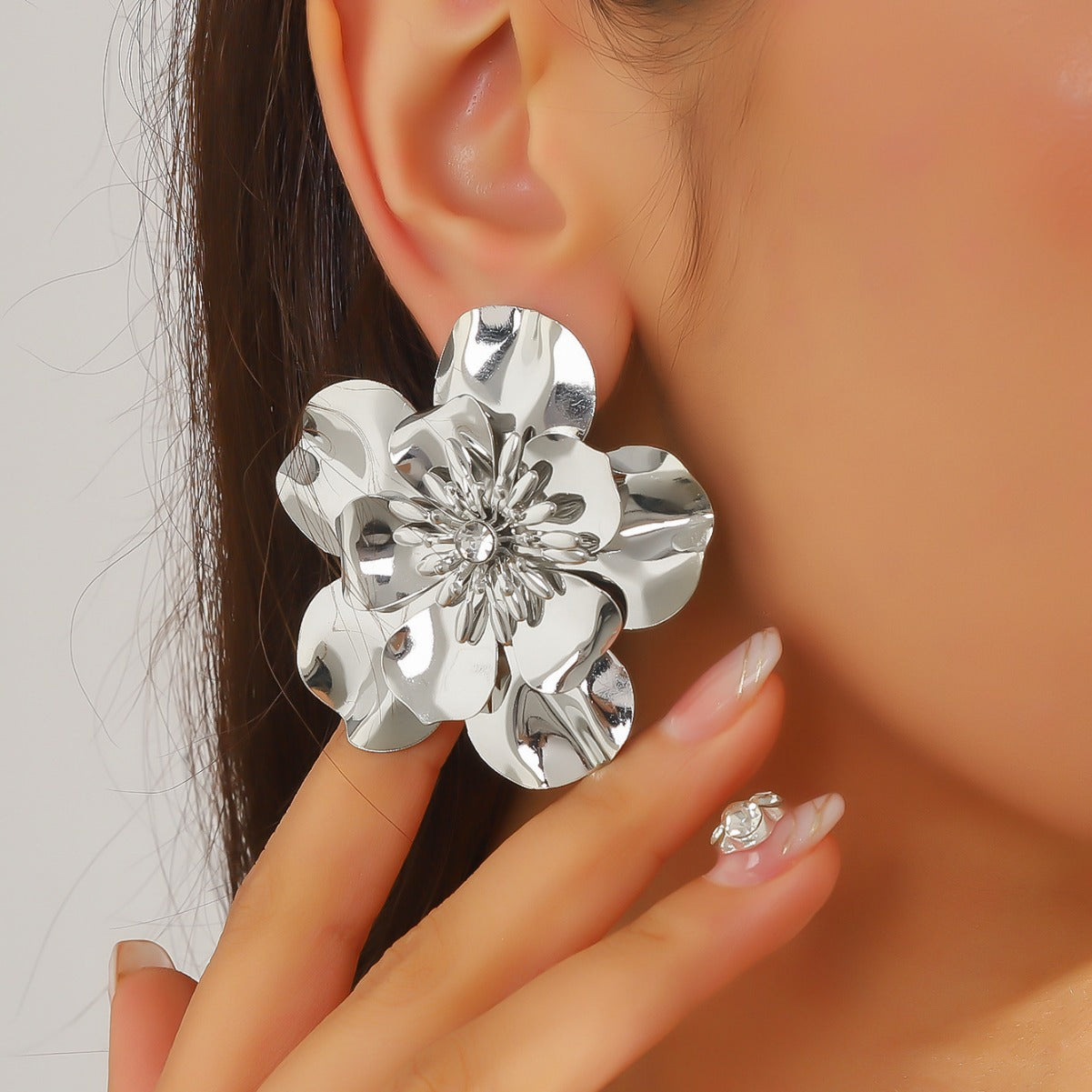 New summer alloy rhinestone flower earrings European and American exaggerated trend metallic flower stud earrings