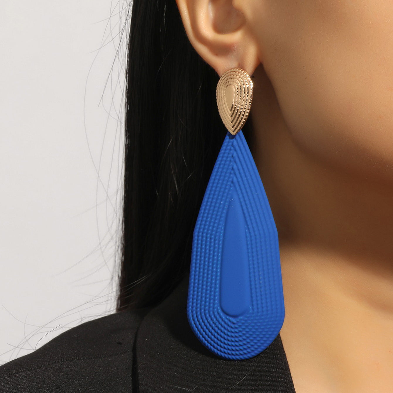 The new European jewelry personality alloy long pear-shaped earrings are fashionable niche design exaggerated earrings