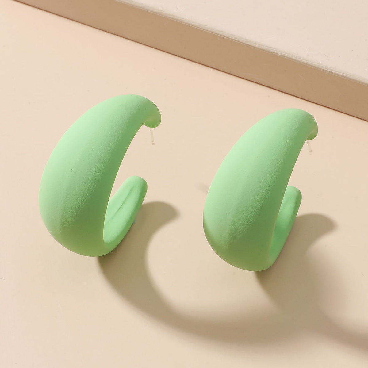 The new European and American fashion personality candy color C-shaped simple large earring exaggerated summer versatile high-end earrings