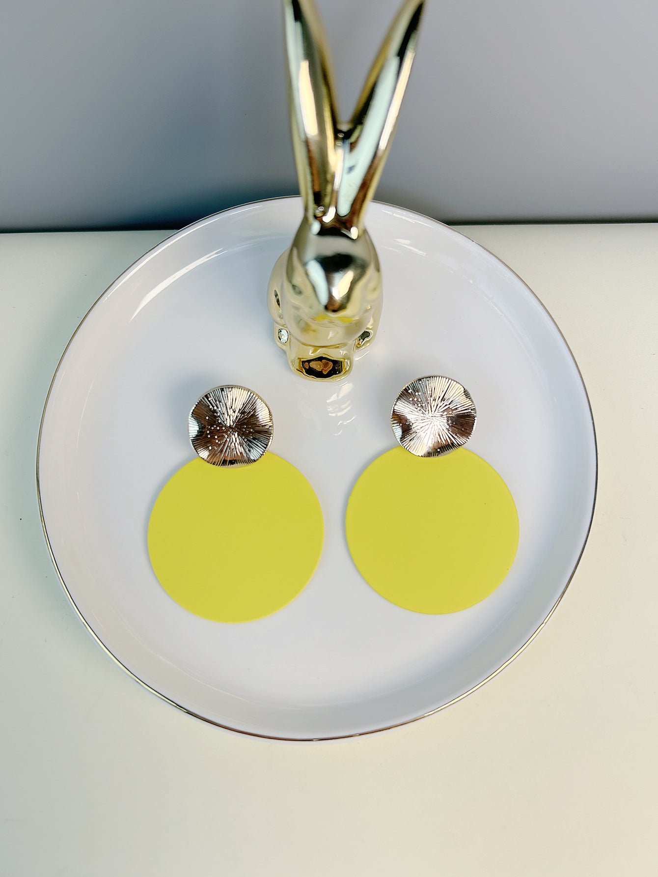 The new European and American personality retro colored leaf earrings are fashionable and niche design sense alloy simple and versatile earrings