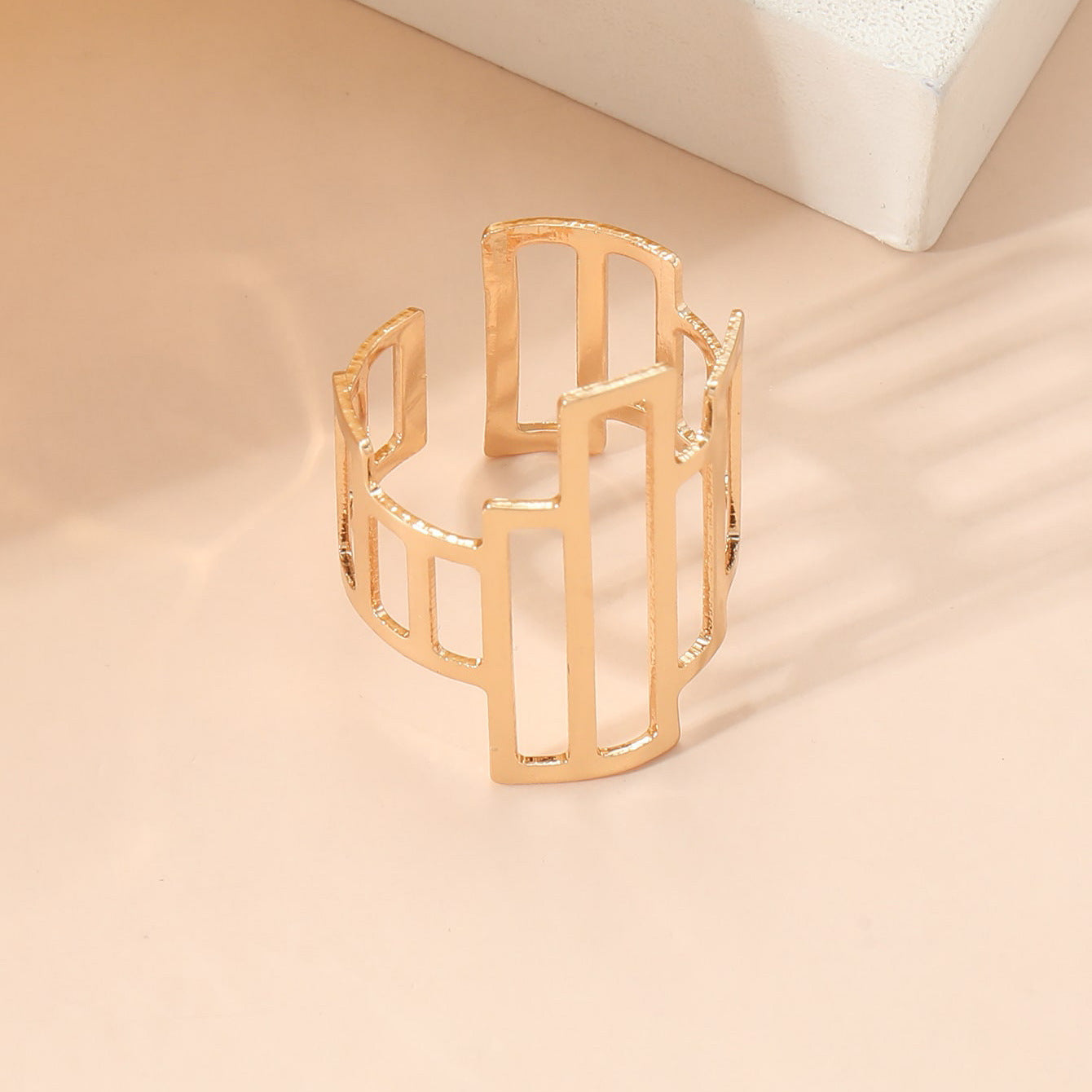 The new European and American jewelry personality living mouth ring is simple and versatile, hollow irregular index finger opening ring