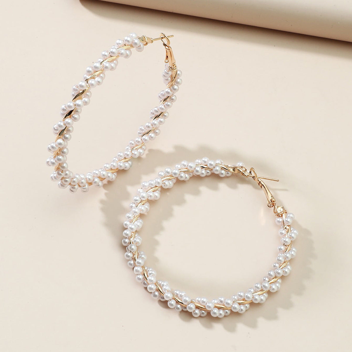 The new European and American hot selling hot style temperament fashion circle rice beads are versatile, high-end pearls are niche and versatile earrings