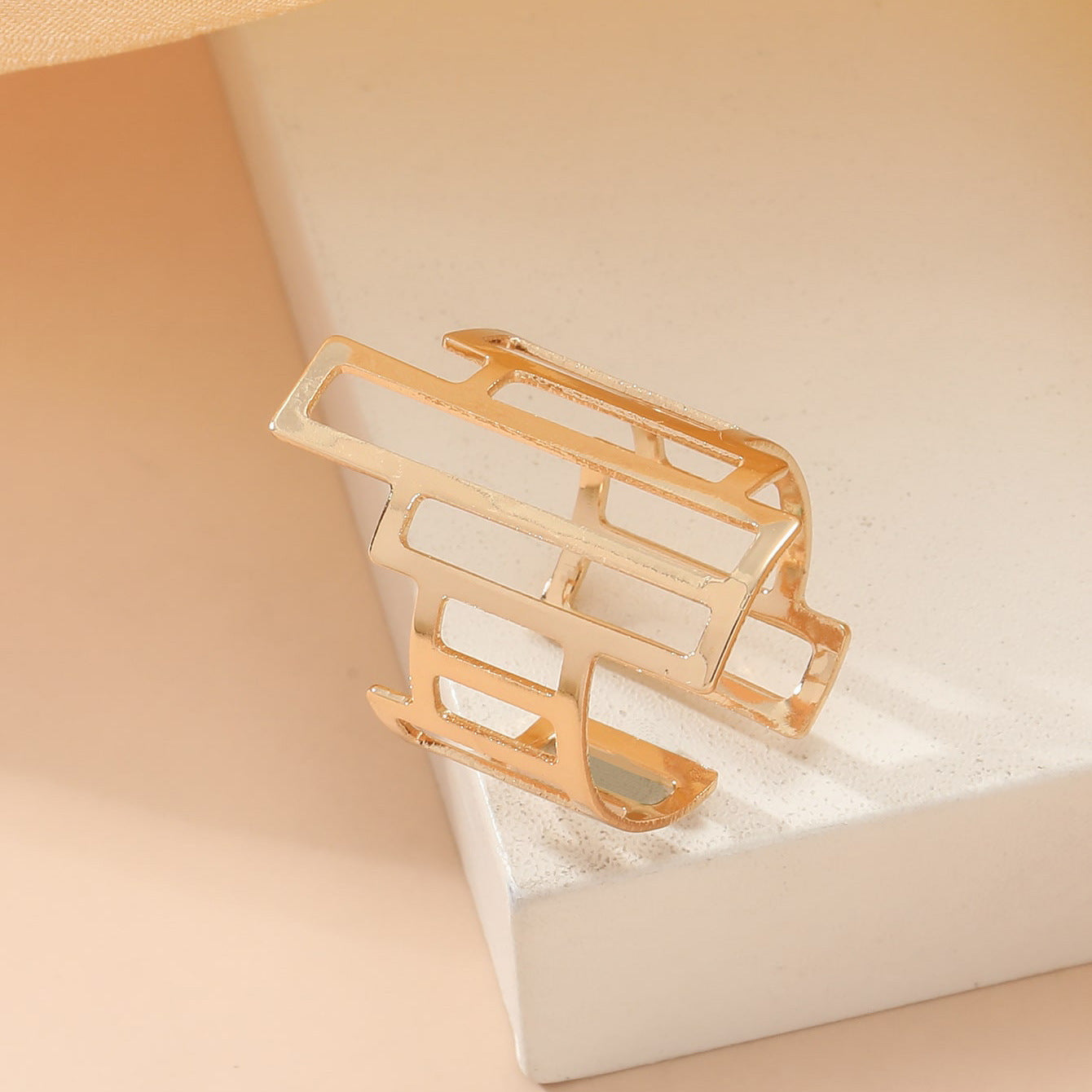 The new European and American jewelry personality living mouth ring is simple and versatile, hollow irregular index finger opening ring
