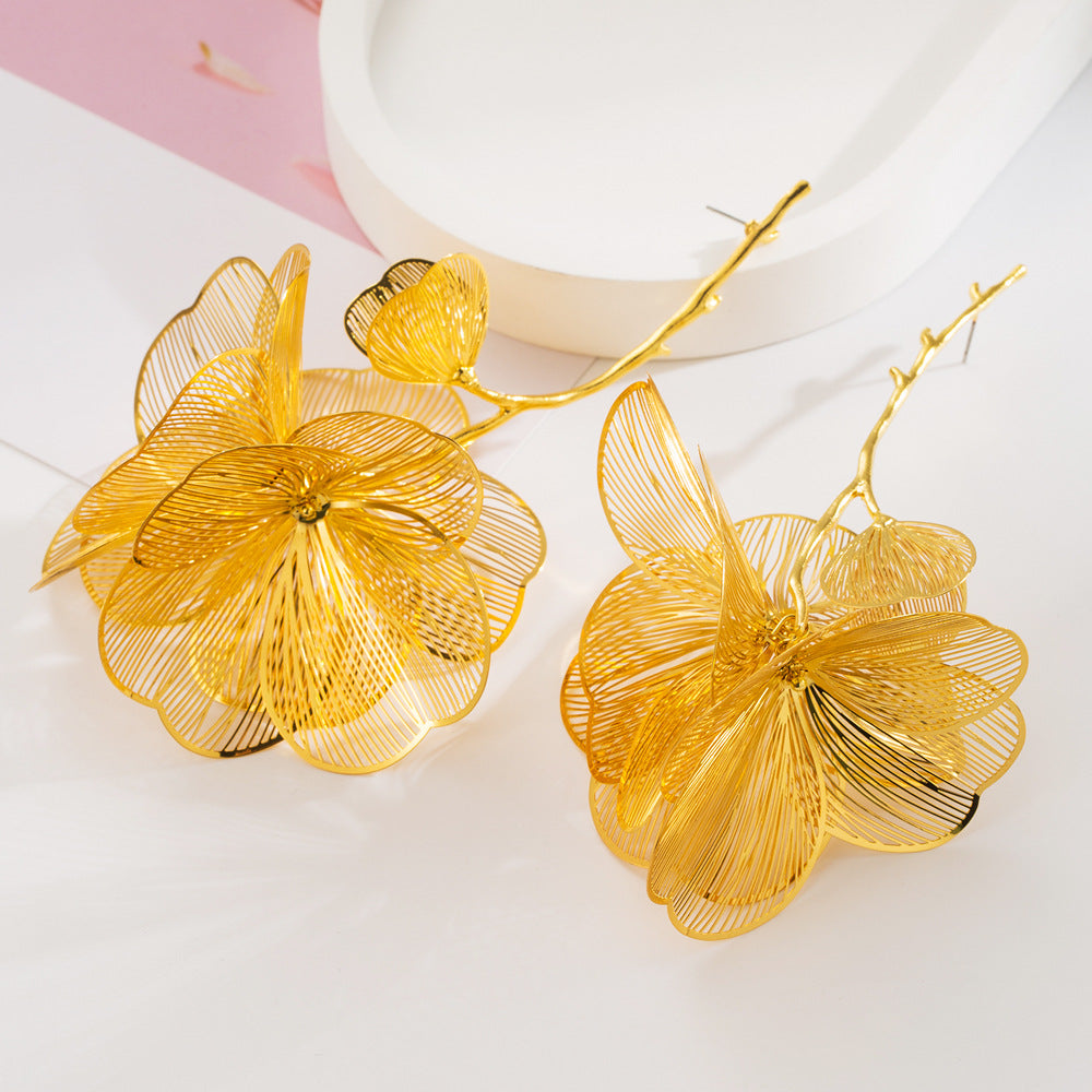 European and American fashion creative long alloy flower earrings, women's light luxury trend, hollow texture, high-end party earrings