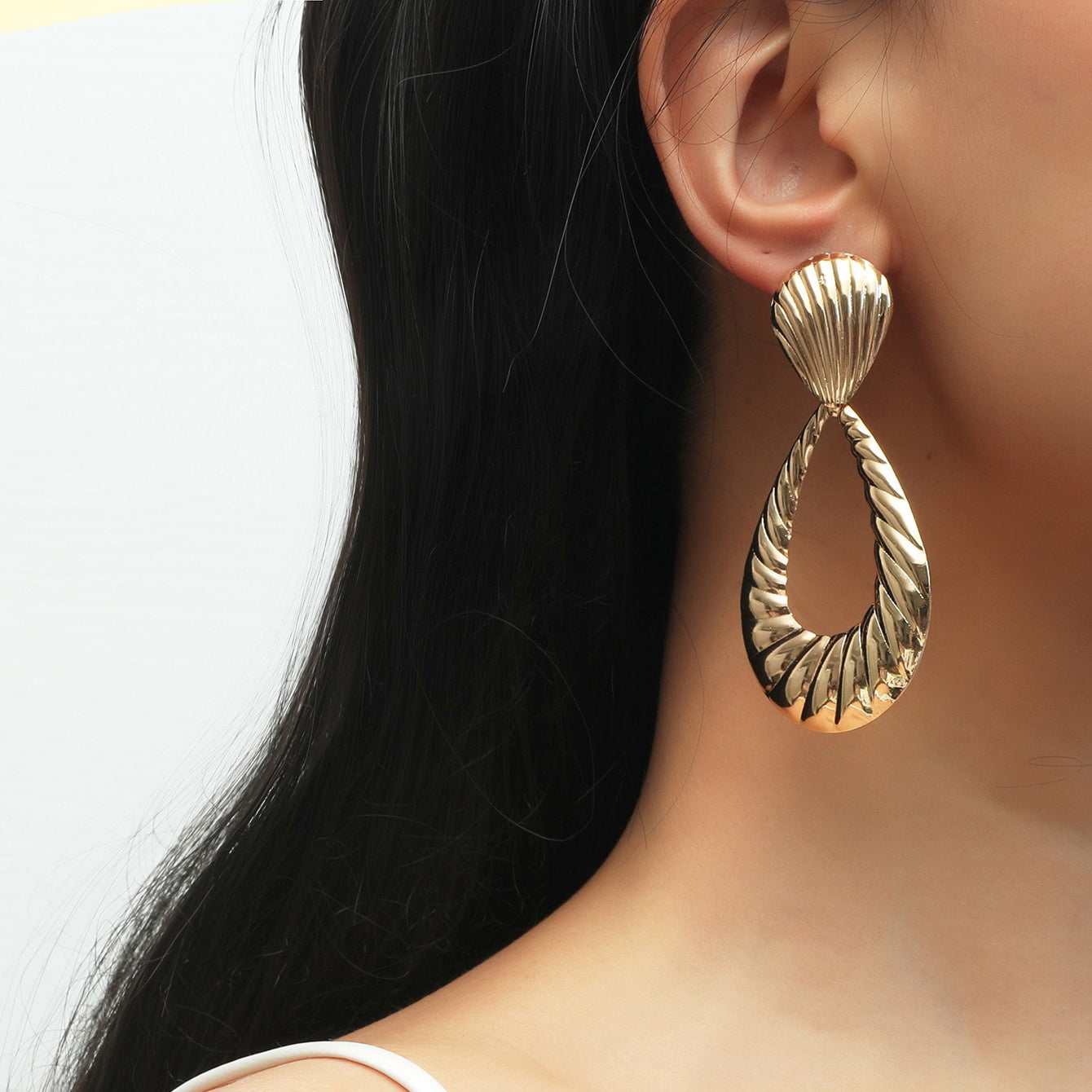 The new European and American temperament earrings are fashionable and exaggerated, and the hollow drop earrings are simple and versatile, and the design is palpable