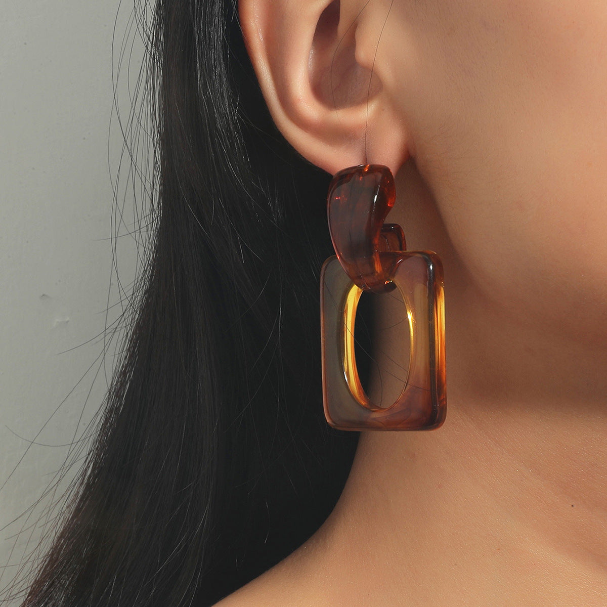 The new European and American hot selling retro temperament C-shaped amber niche high-end acrylic resin versatile earrings