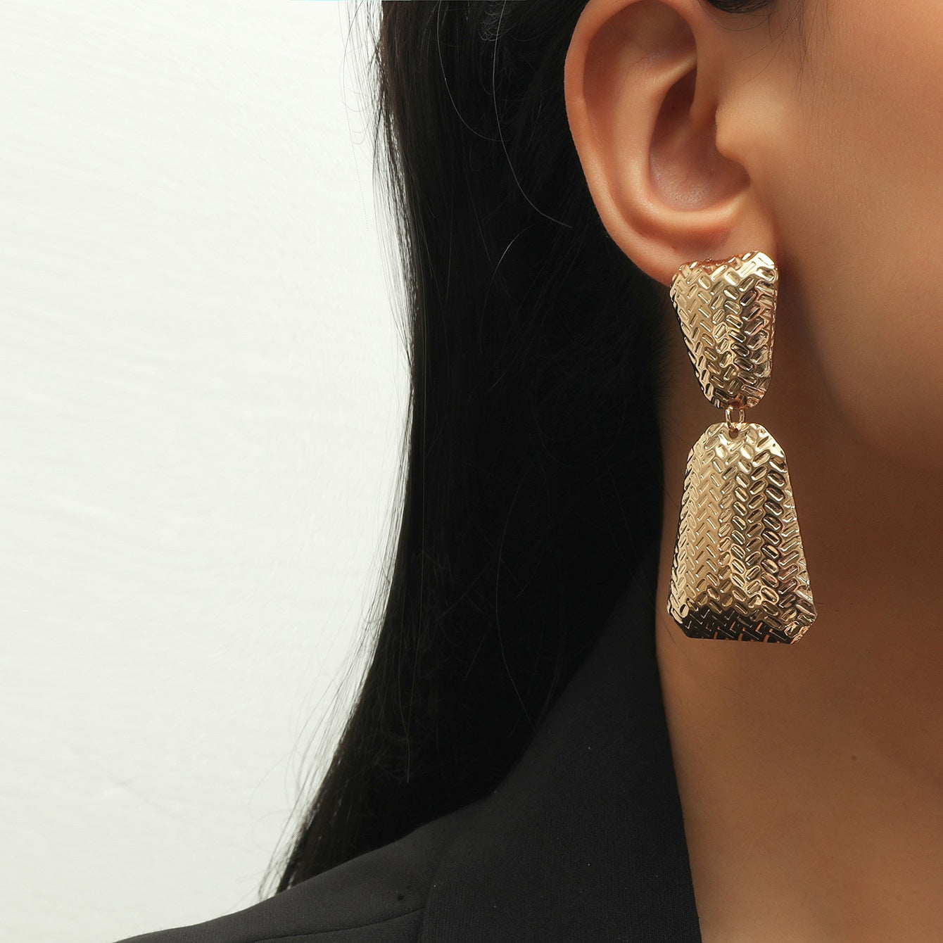 New European and American exaggerated jewelry, retro geometric triangle shape, metal earrings, personality temperament, alloy cutout earrings