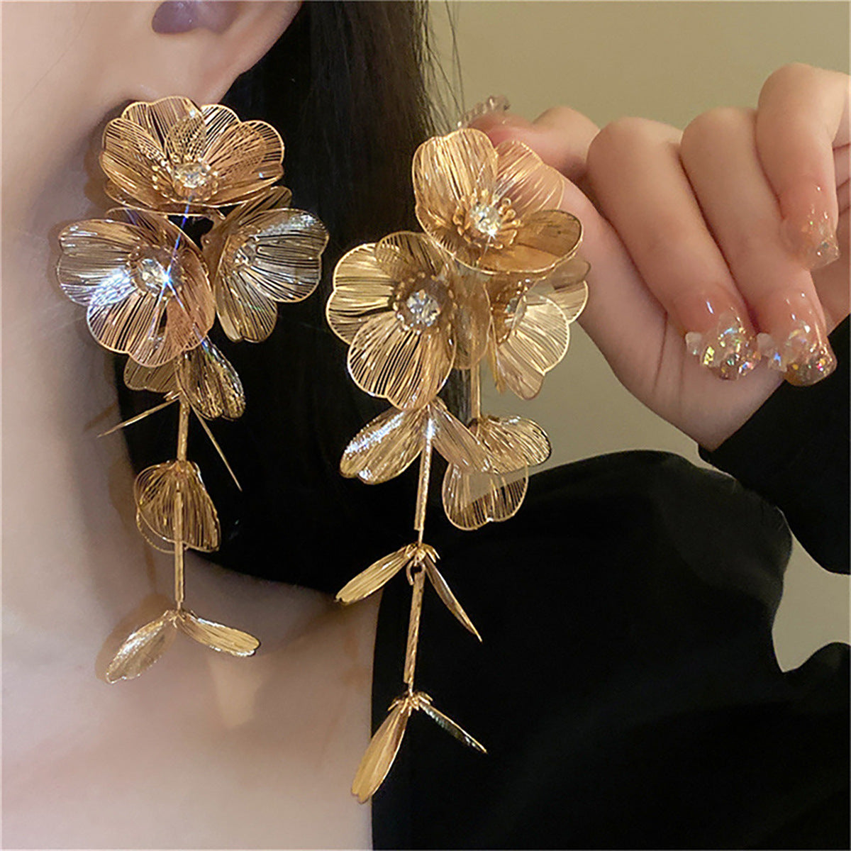 The new waterfall crow's feet long tassel earrings are fashionable, diamond-encrusted flowers, with exaggerated personality and pendant earrings