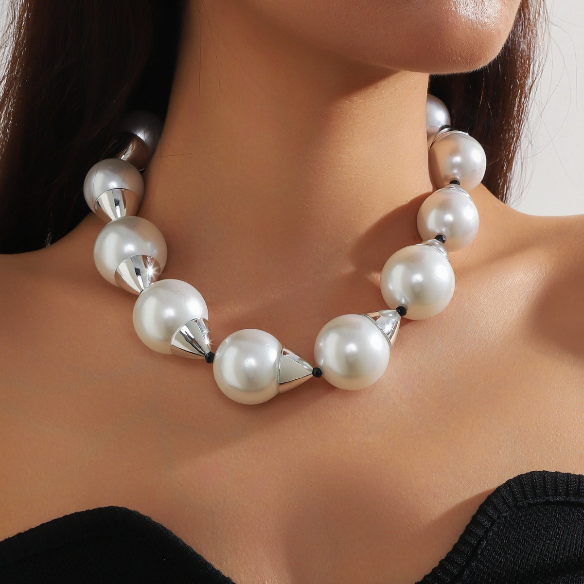The new European and American high-end exaggerated metal splicing big pearl retro trendy versatile clavicle chain temperament big brand necklace