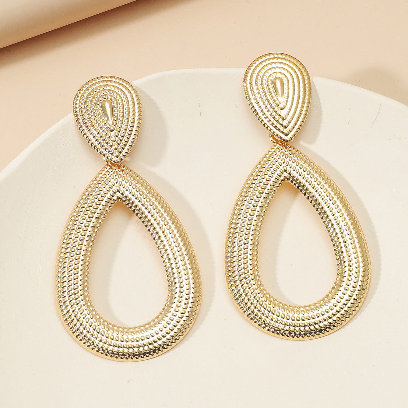 The new European and American temperament earrings are fashionable and exaggerated, and the hollow drop earrings are simple and versatile, and the design is palpable