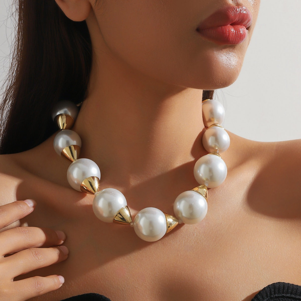 The new European and American high-end exaggerated metal splicing big pearl retro trendy versatile clavicle chain temperament big brand necklace