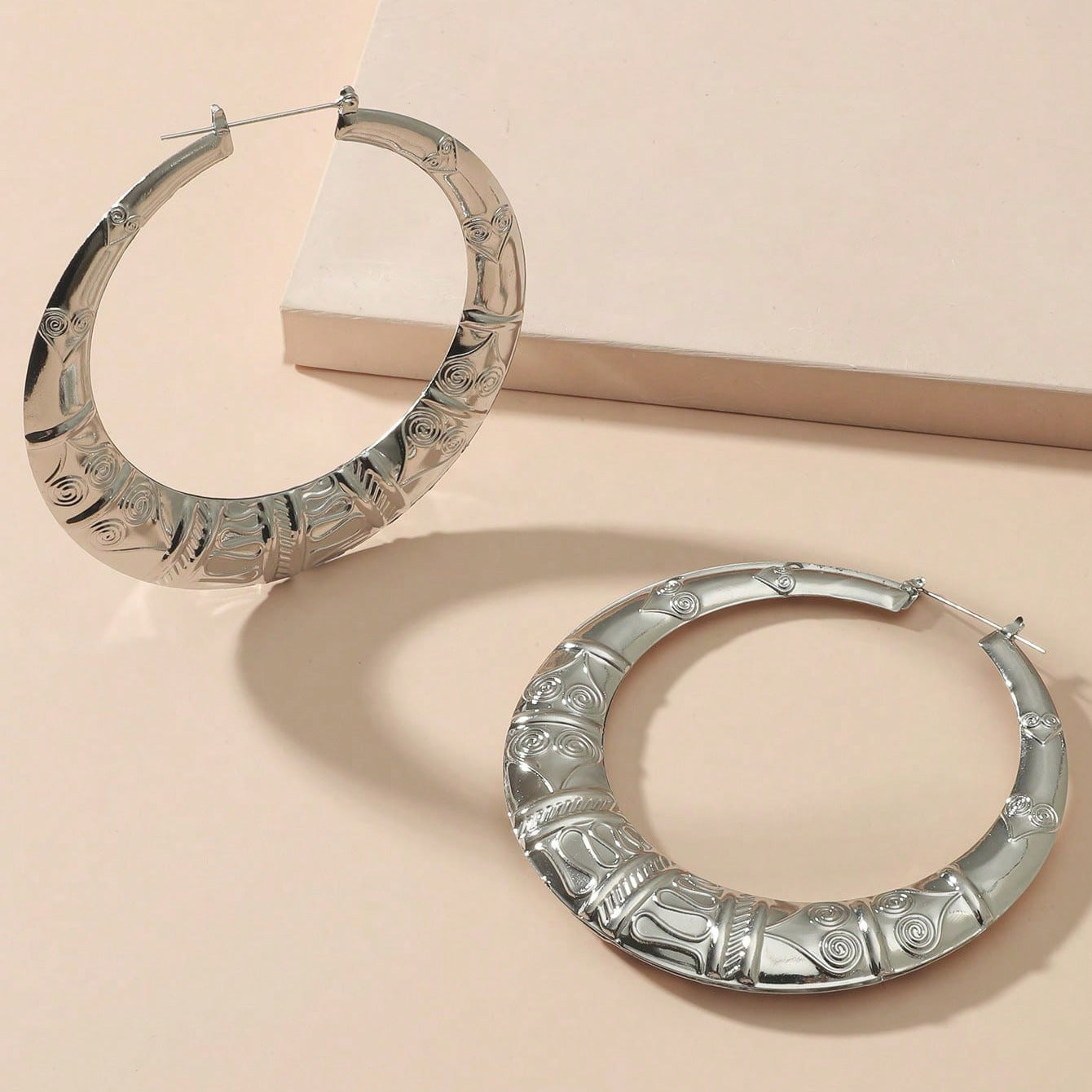 The new European and American foreign trade temperament is fashionable, simple and large, C-shaped women's earrings, with exaggerated personality and versatile stud earrings