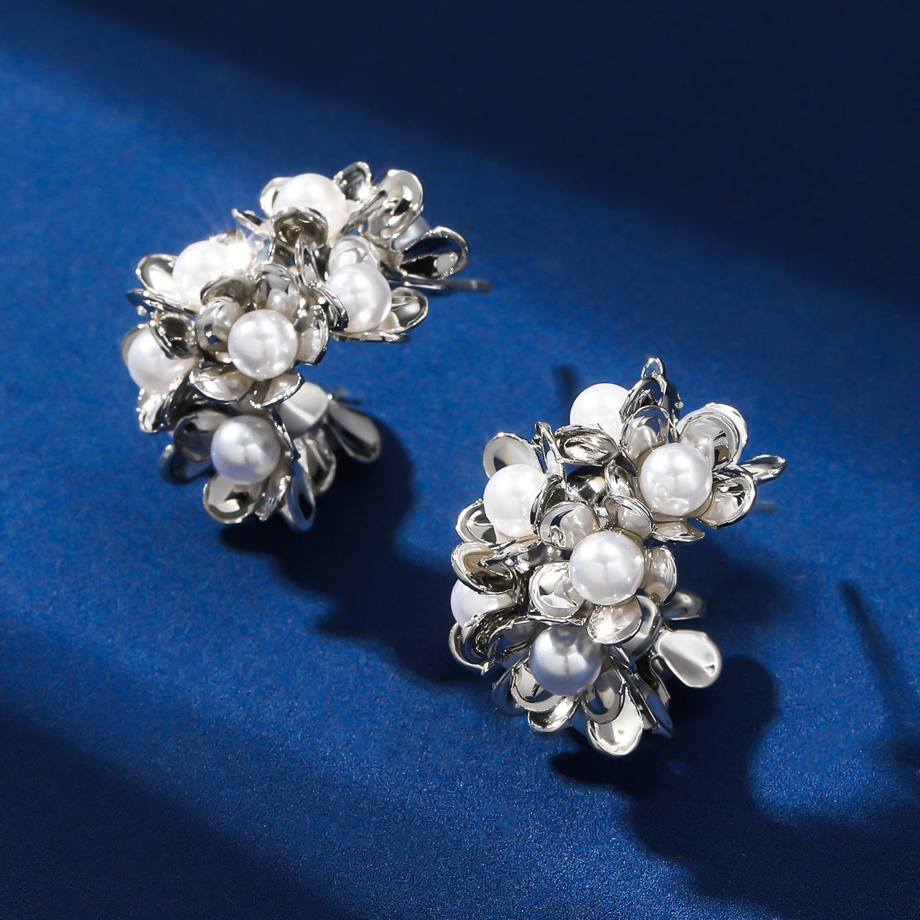 New jewelry: French retro rhinestones, pearl flower earrings, design sense, niche high-end earrings